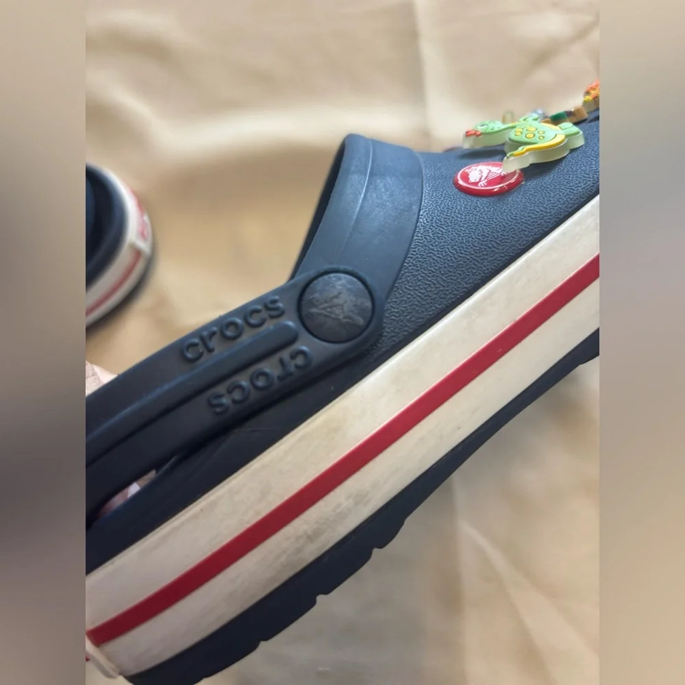 CROCS Kids Navy Clogs with‎ Dinosaur Charms